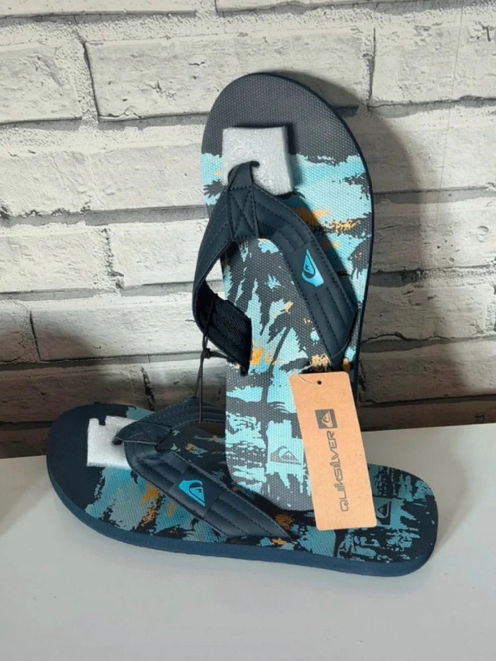 Quiksilver Foundation Men’s Flip Flops Sandals. Orange Blue. Size 10 or 11. NWT